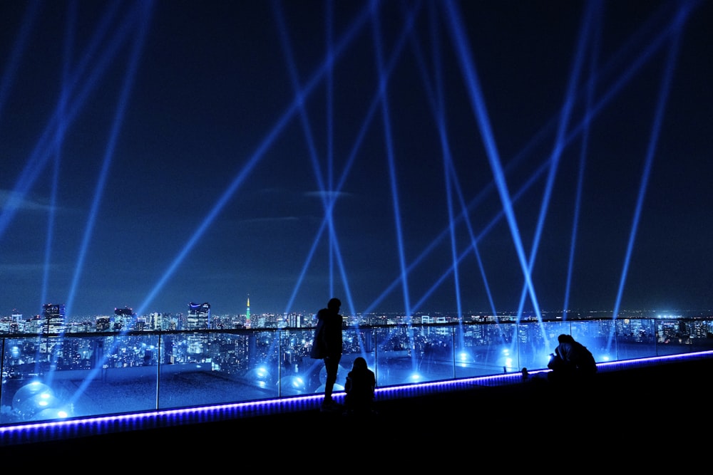 homme debout sur le pont pendant la nuit