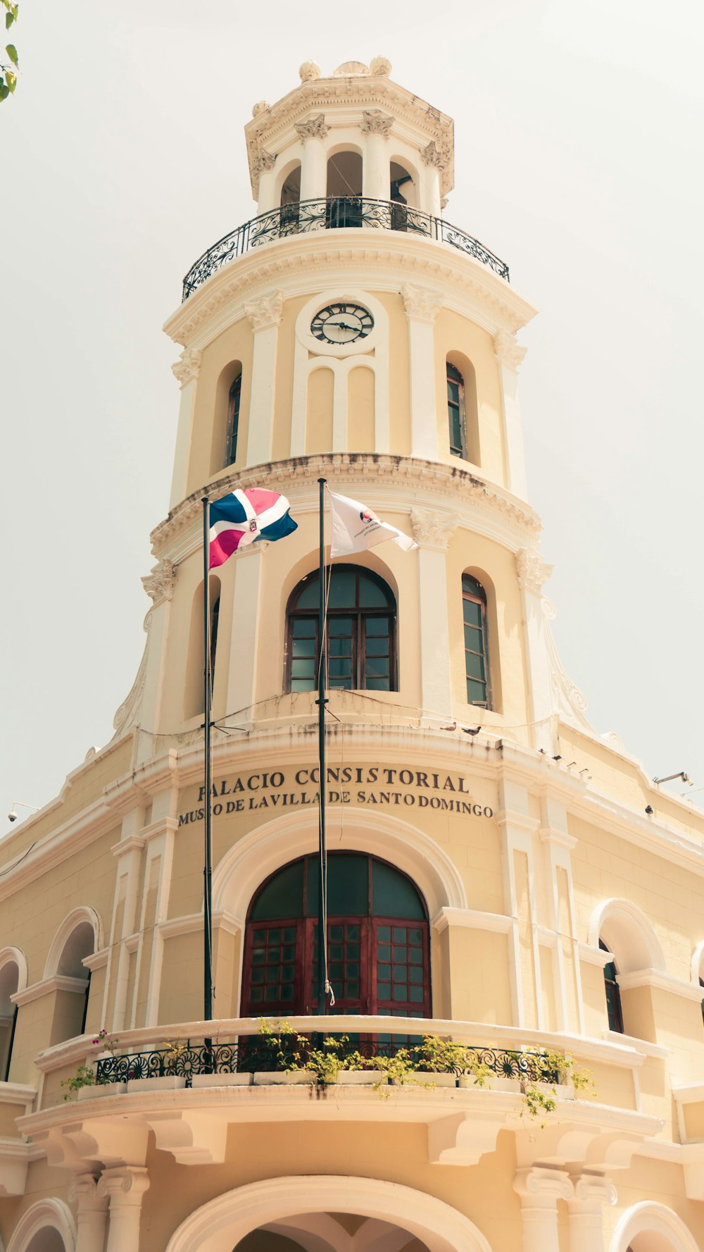 edifício de concreto branco com bandeira no topo