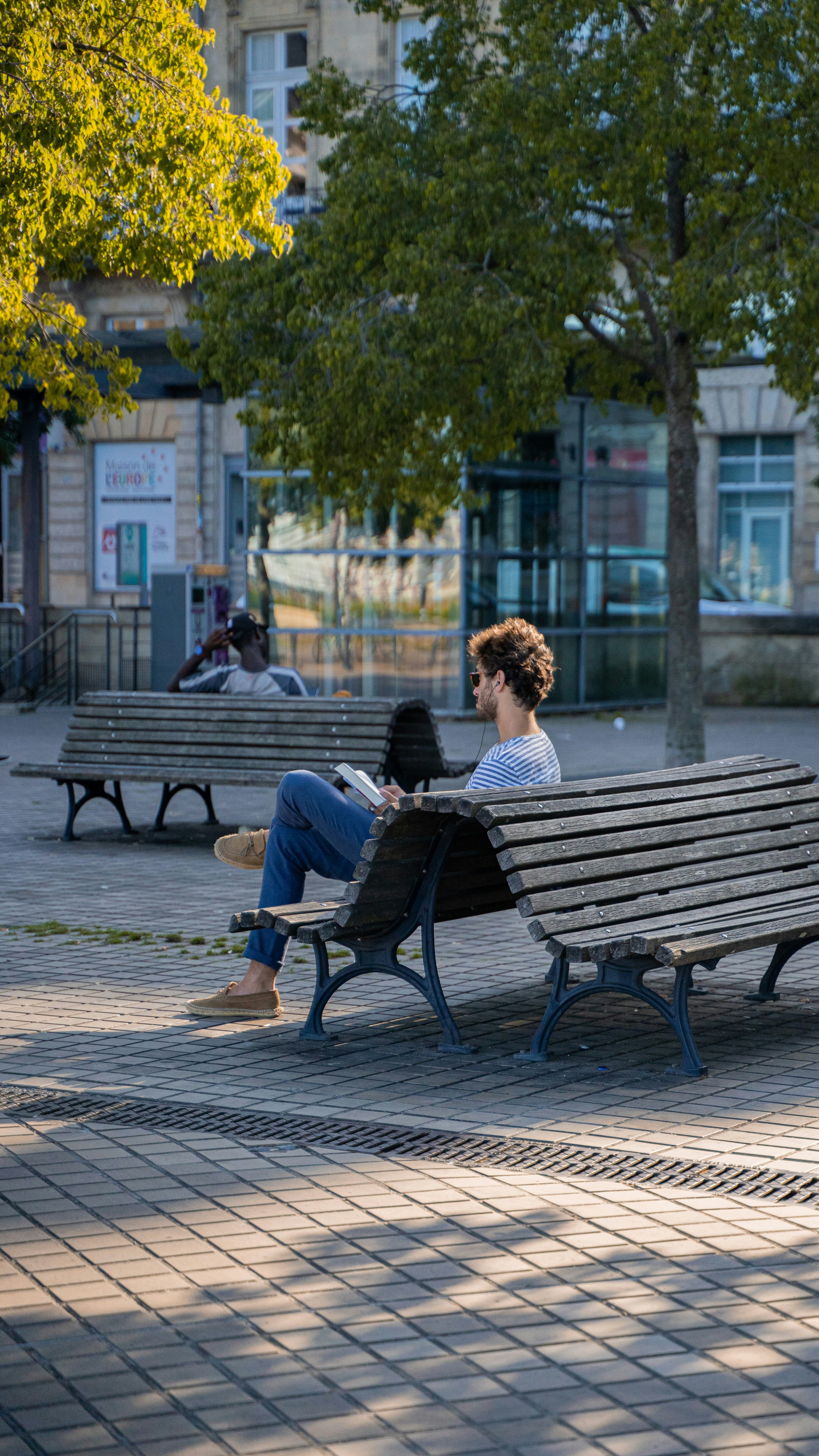 昼間ベンチに座る女性2人の写真 Unsplashで見つけるボルドーの無料写真