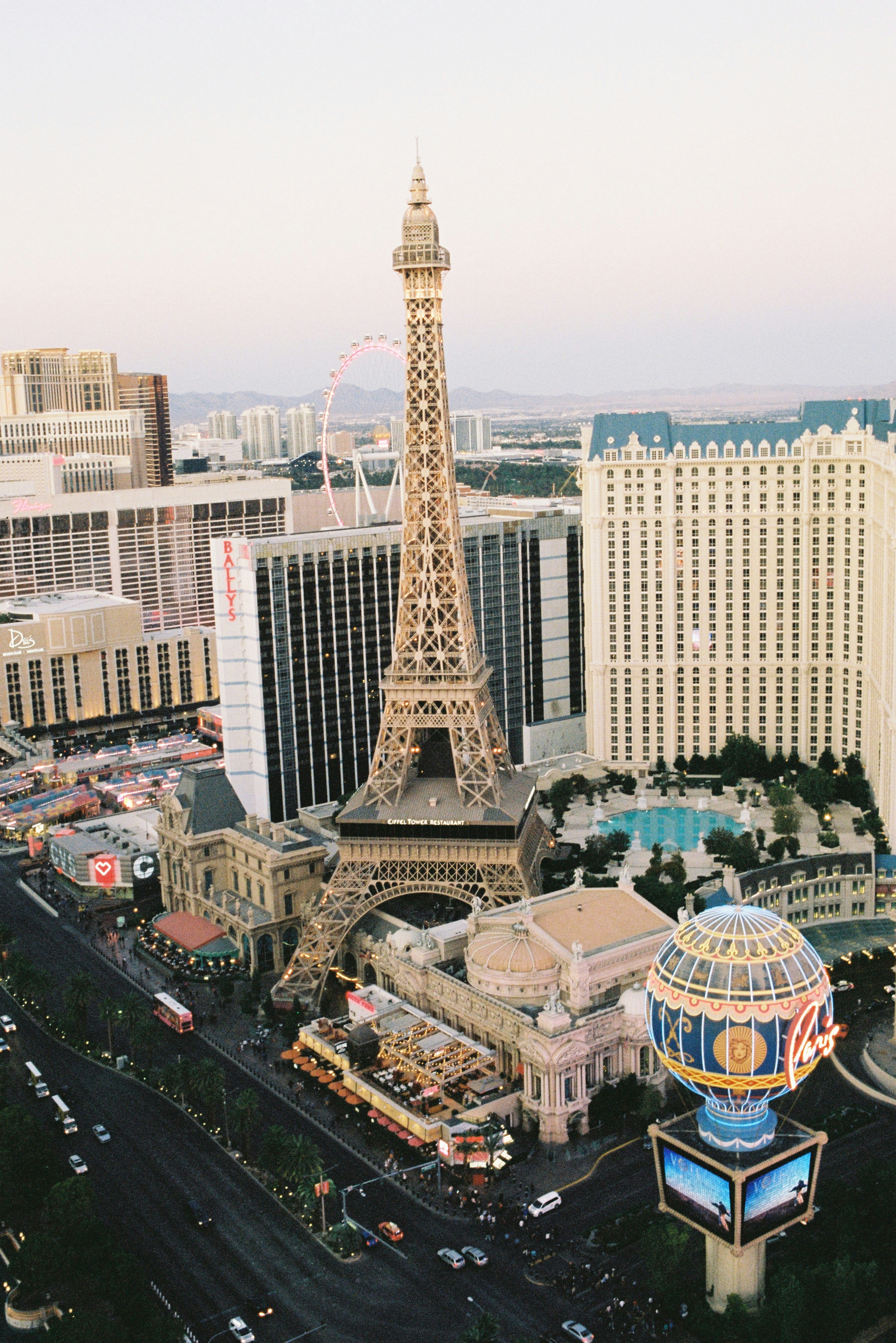 昼間のエッフェル塔の航空写真の写真 Unsplashで見つけるフィルム写真の無料写真