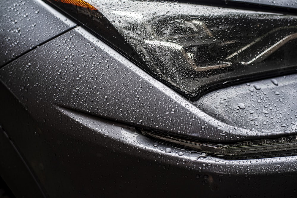 雪の上に積もった黒い車