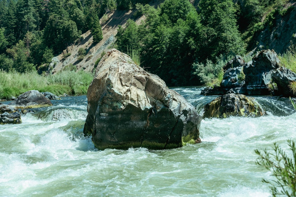 Formazione rocciosa marrone accanto al fiume durante il giorno