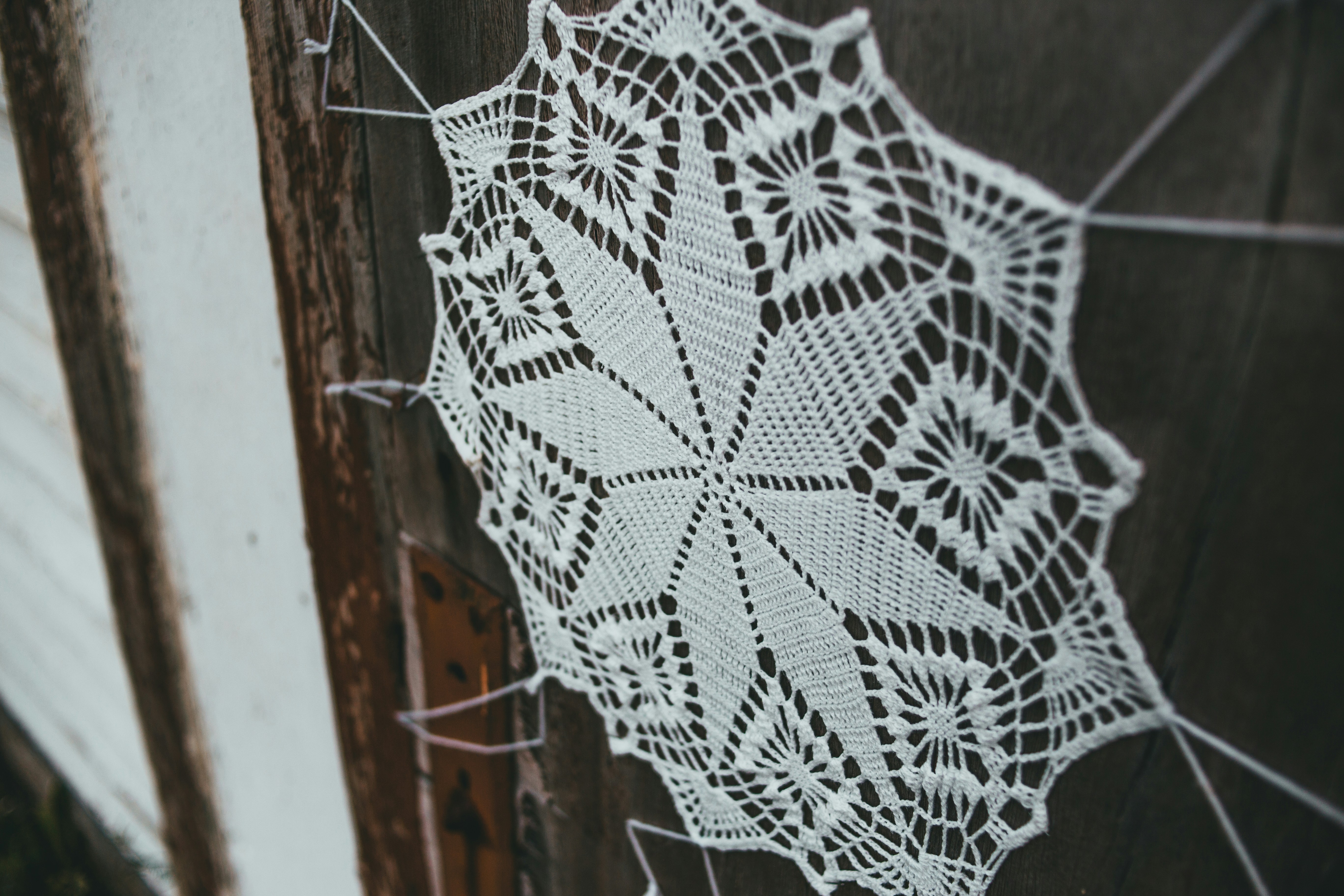 weißes und schwarzes Textil auf brauner Holzoberfläche