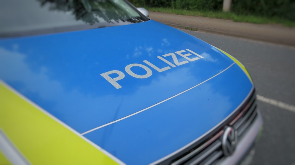 voiture bleue et jaune sur la route