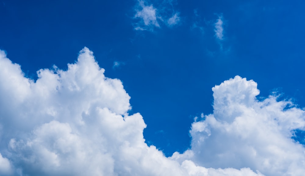 nuages blancs et ciel bleu pendant la journée