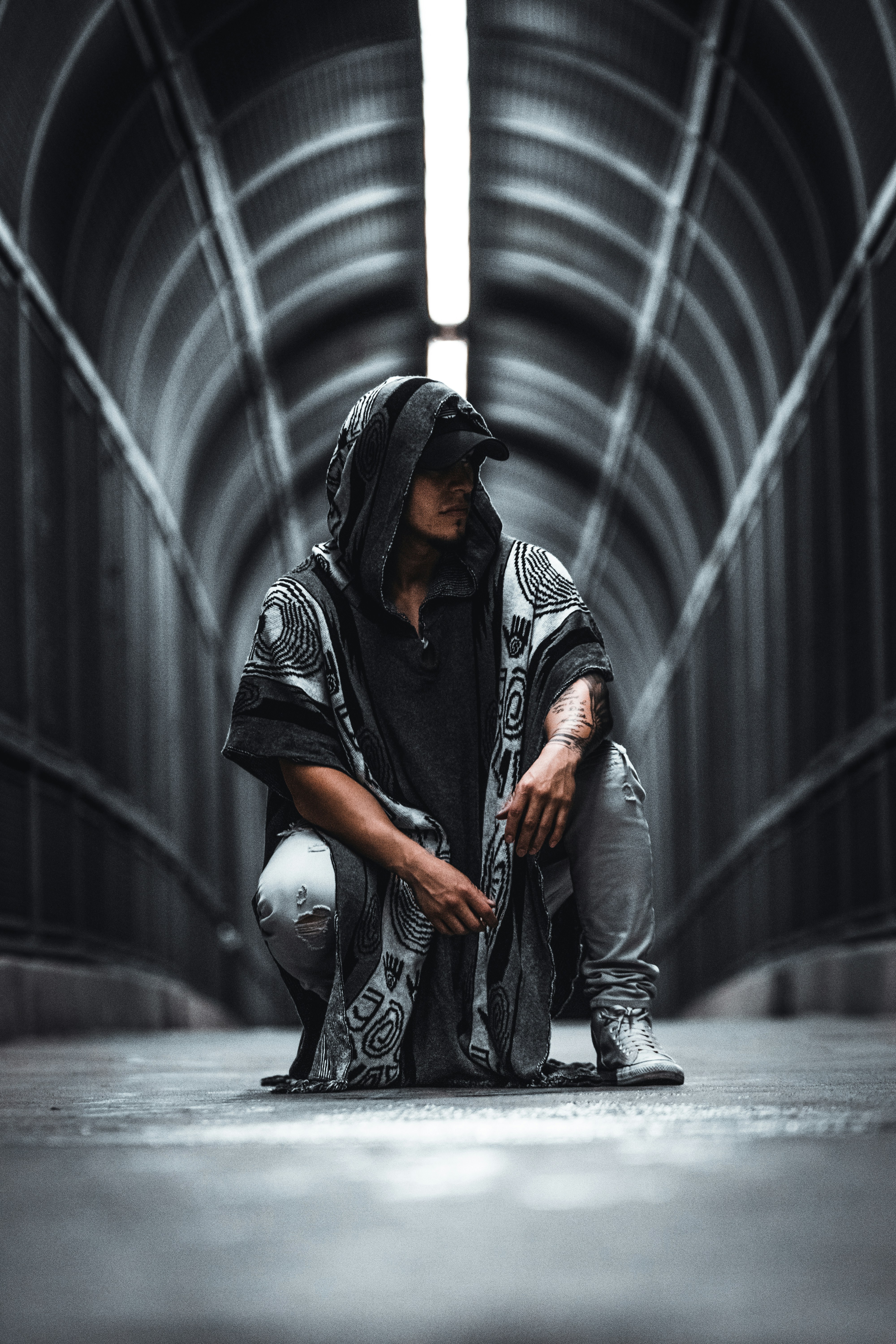 Frau in schwarz-weißem Langarmhemd und schwarzer Hose mit weißem Ball