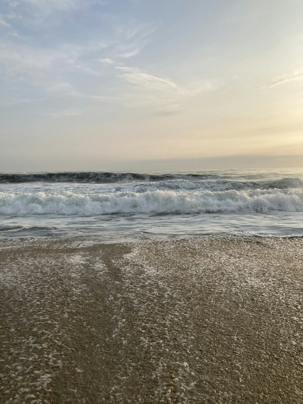 ocean waves crashing on shore during daytime