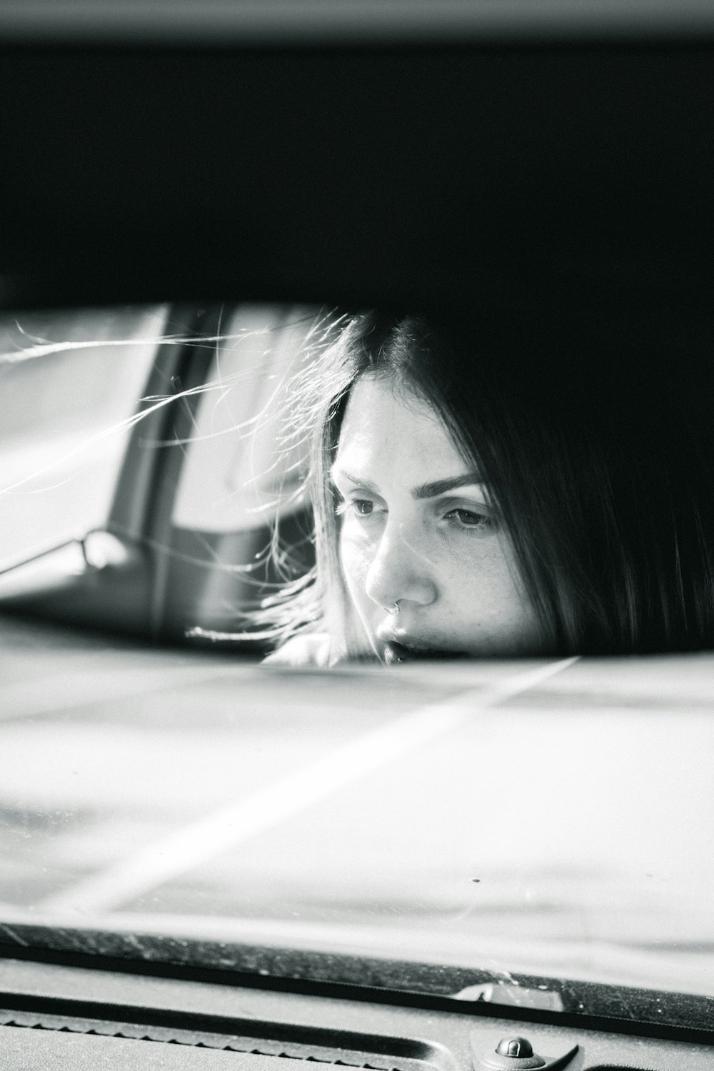 Eine Frau schaut aus dem Fenster eines Autos