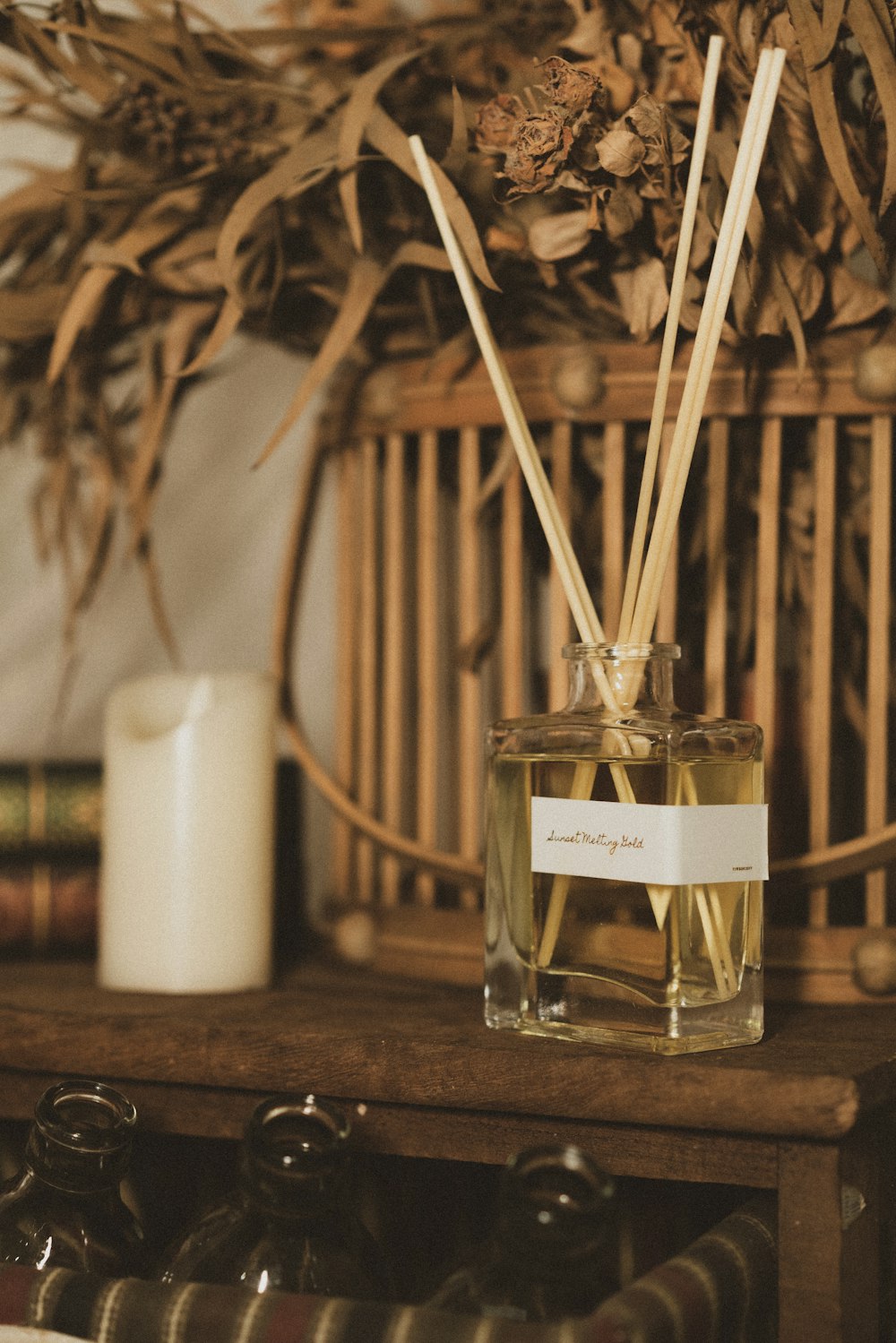 Flacon de parfum en verre transparent sur table en bois brun