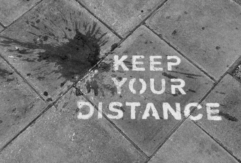 På gaden er der skrevet: Keep your distance