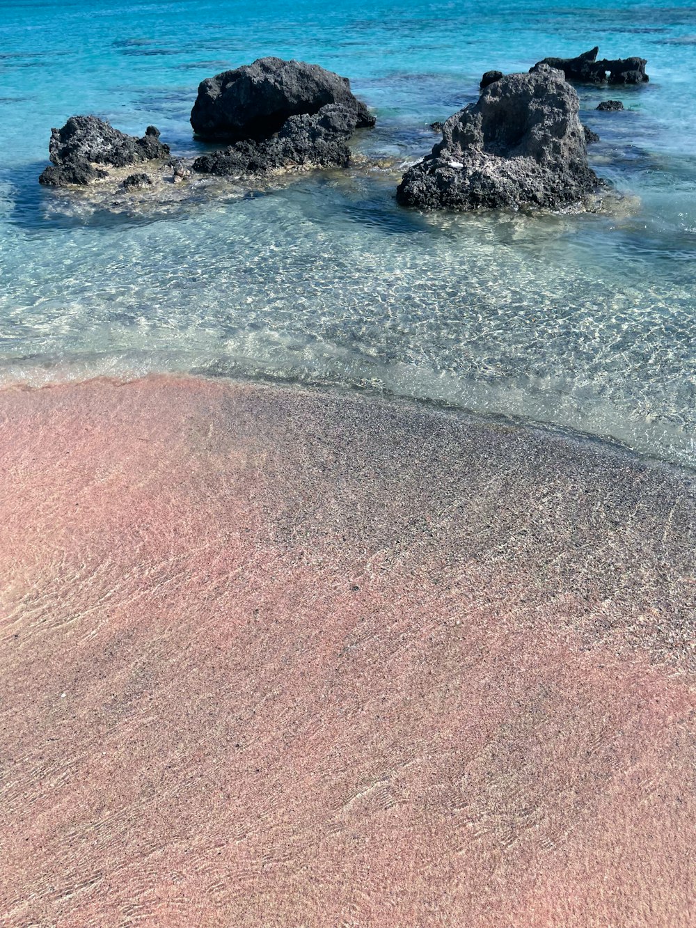 Les vagues de l’océan s’écrasent sur le rivage pendant la journée