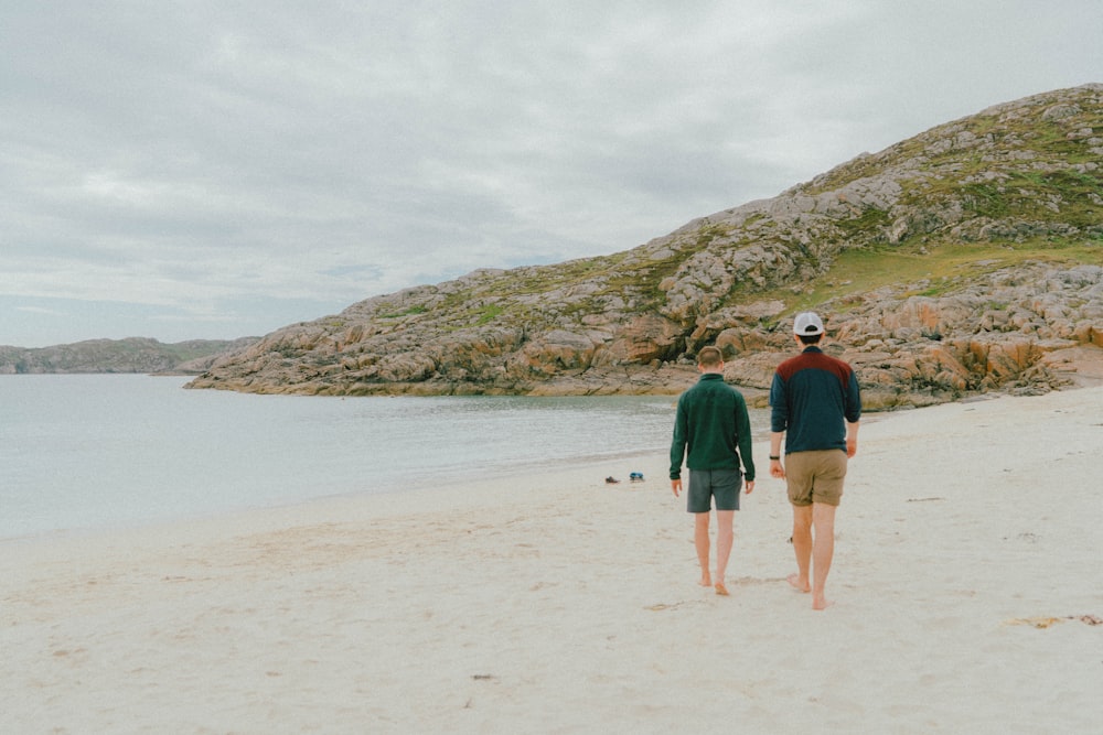낮 동안 해변을 걷는 남자와 여자