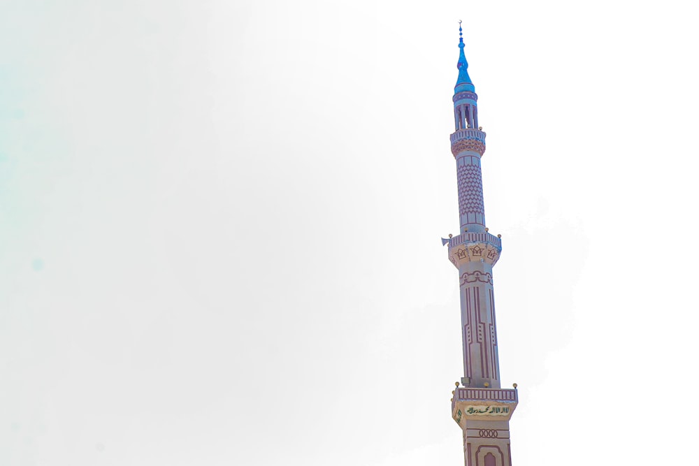 torre marrone e verde sotto il cielo bianco