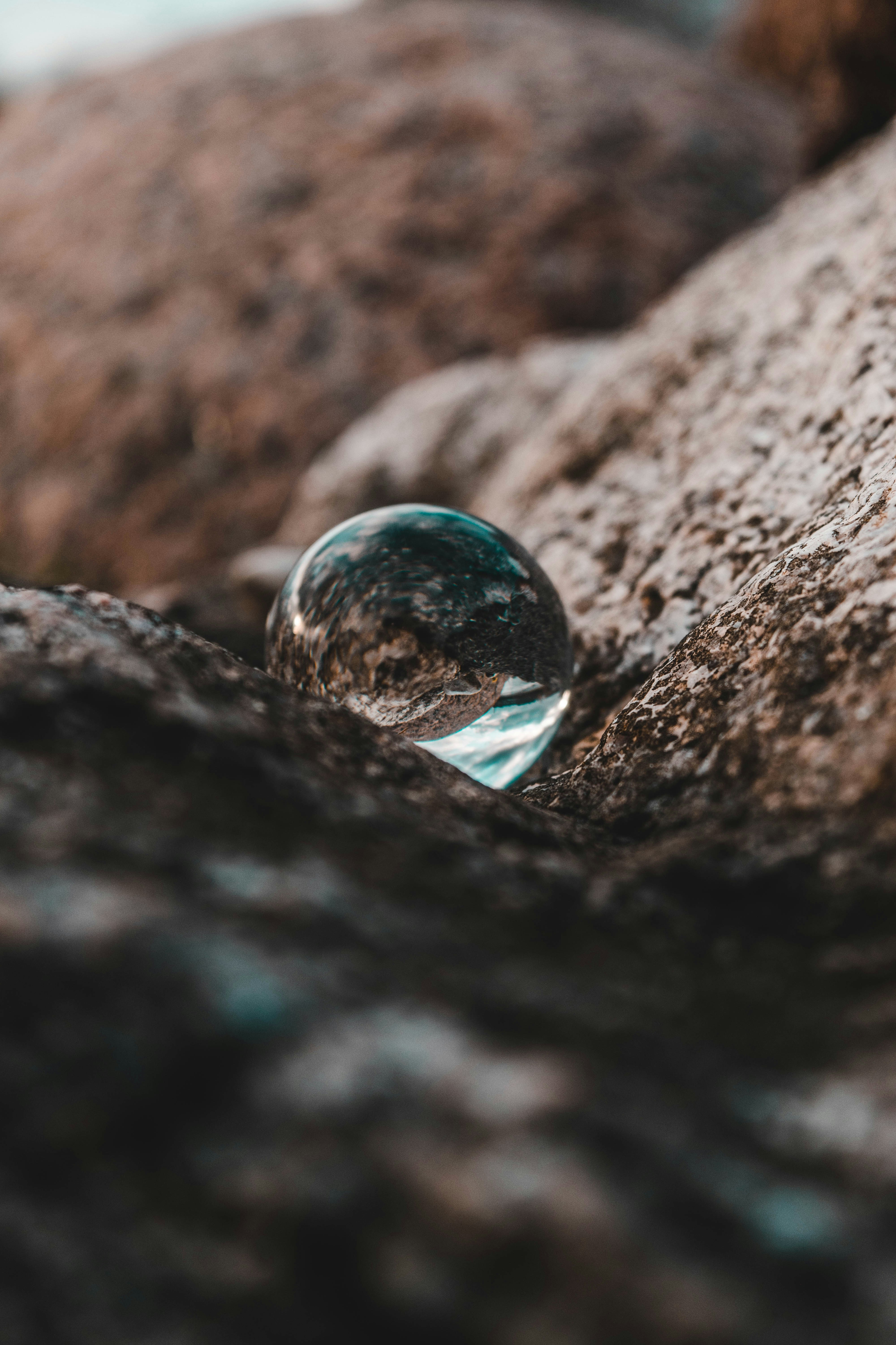 灰色の岩に青と白の大理石の写真 Unsplashで見つける深さの無料写真