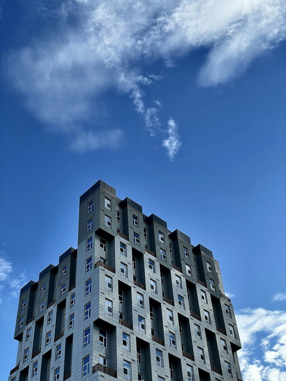 edificio in cemento bianco sotto il cielo blu durante il giorno