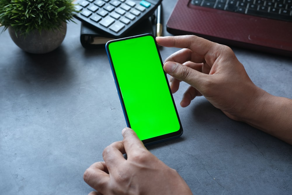 Person mit blau-weißem Tablet-Computer