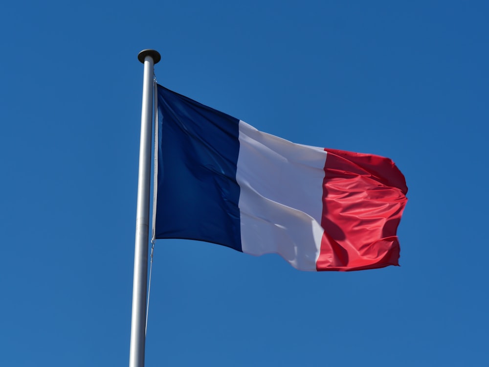 drapeau blanc, rouge et bleu