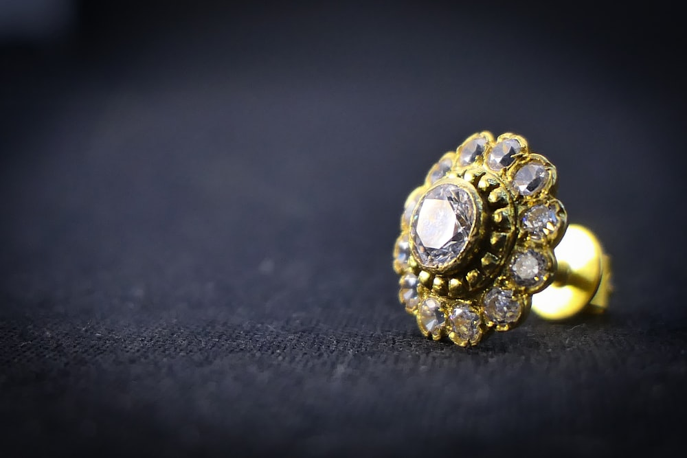 anello in oro e diamanti borchiati