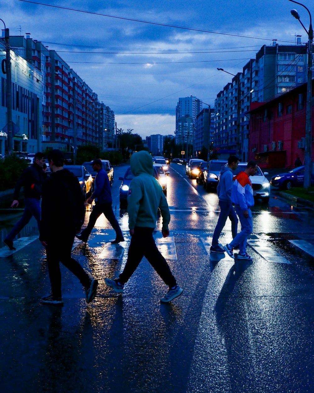 pessoas andando na rua durante o dia