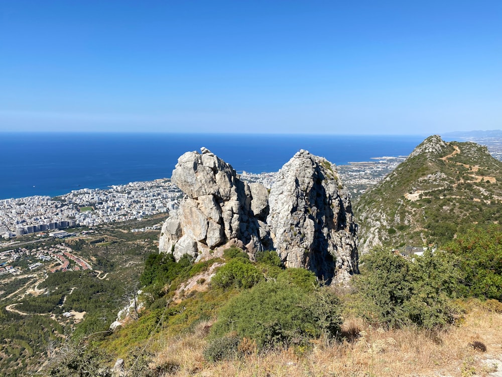 Montaña rocosa gris cerca del cuerpo de agua durante el día