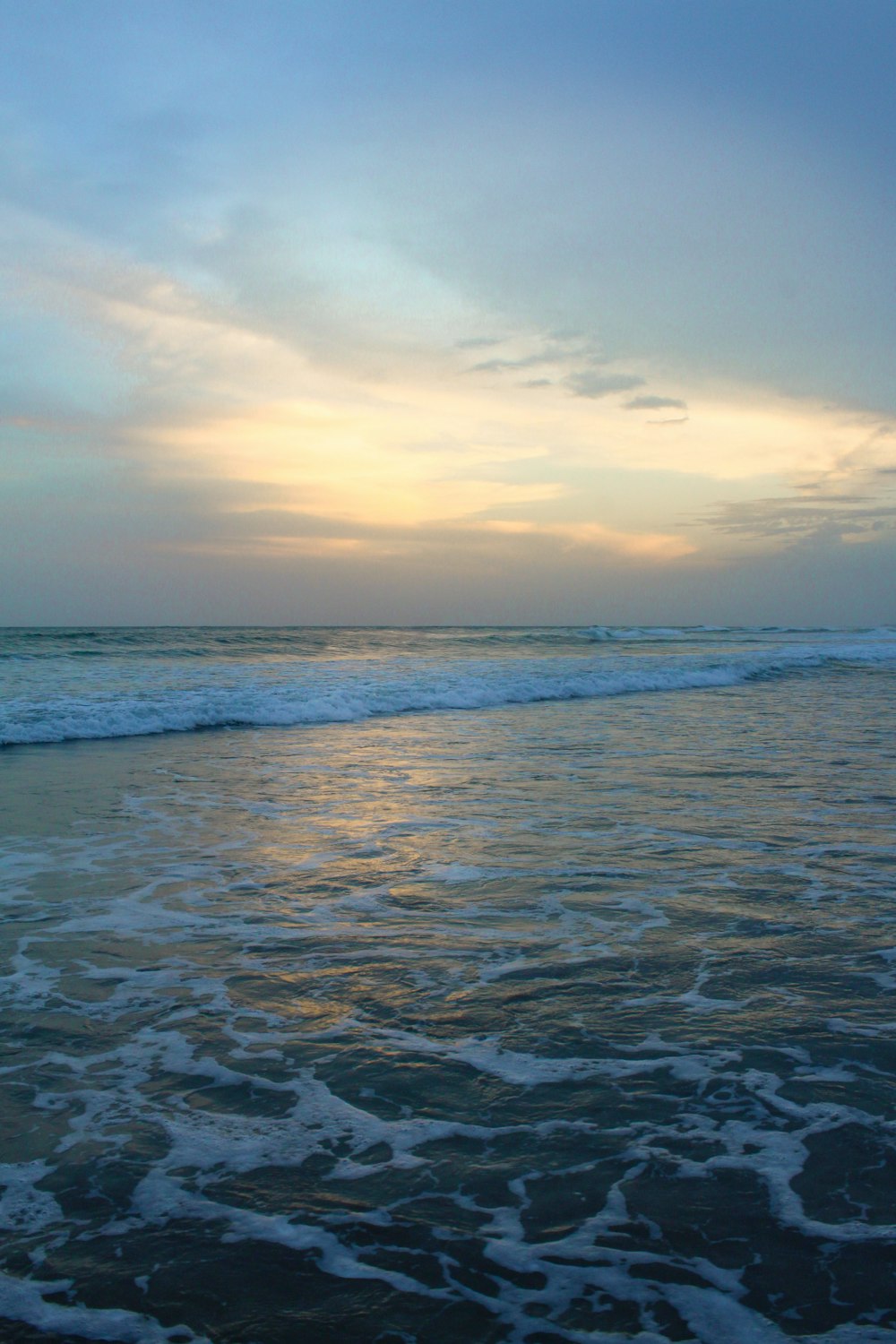 Les vagues de l’océan s’écrasent sur le rivage au coucher du soleil