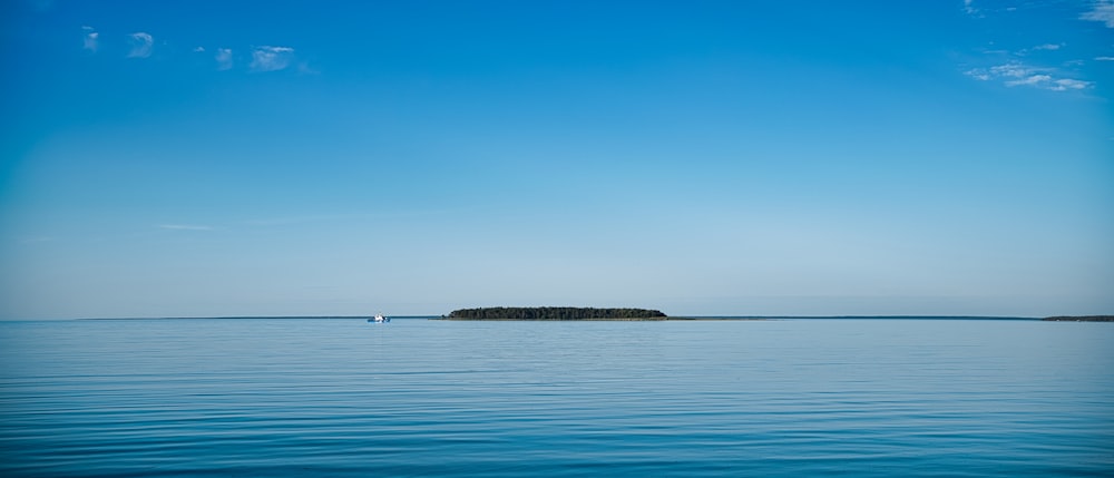 Mer bleue sous ciel bleu pendant la journée