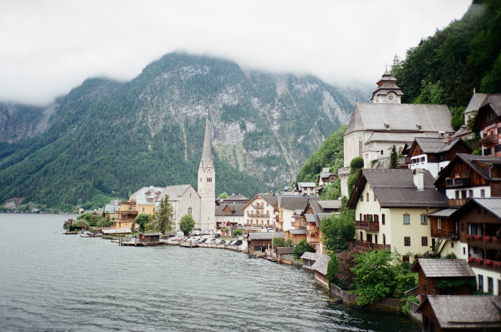 Häuser in der Nähe von Gewässern und Bergen