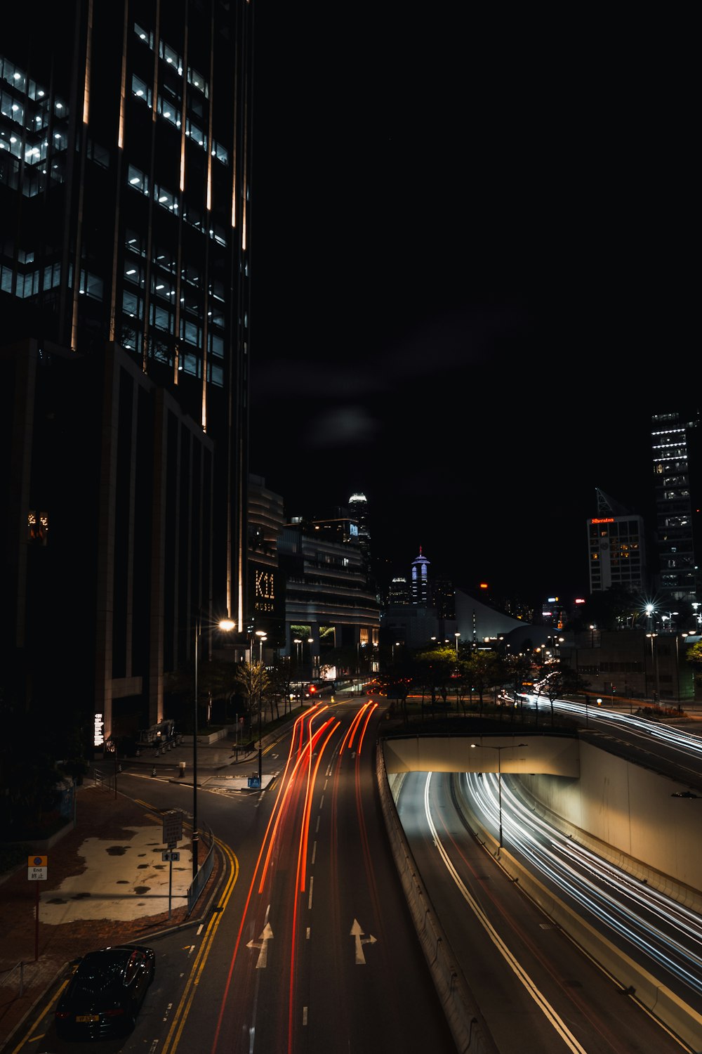 fotografia de lapso de tempo da estrada da cidade durante a noite