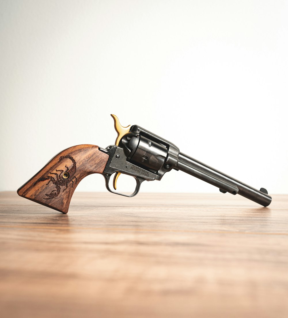 pistola revolver marrone e nera