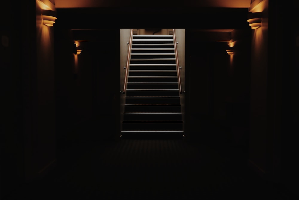 暗い部屋の黒い階段