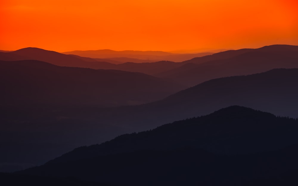 夕暮れ時の山々のシルエット