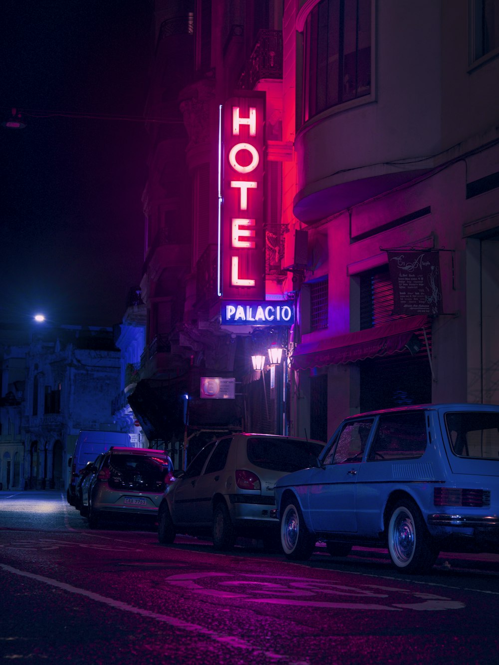 Ein Neon-Hotelschild leuchtet nachts