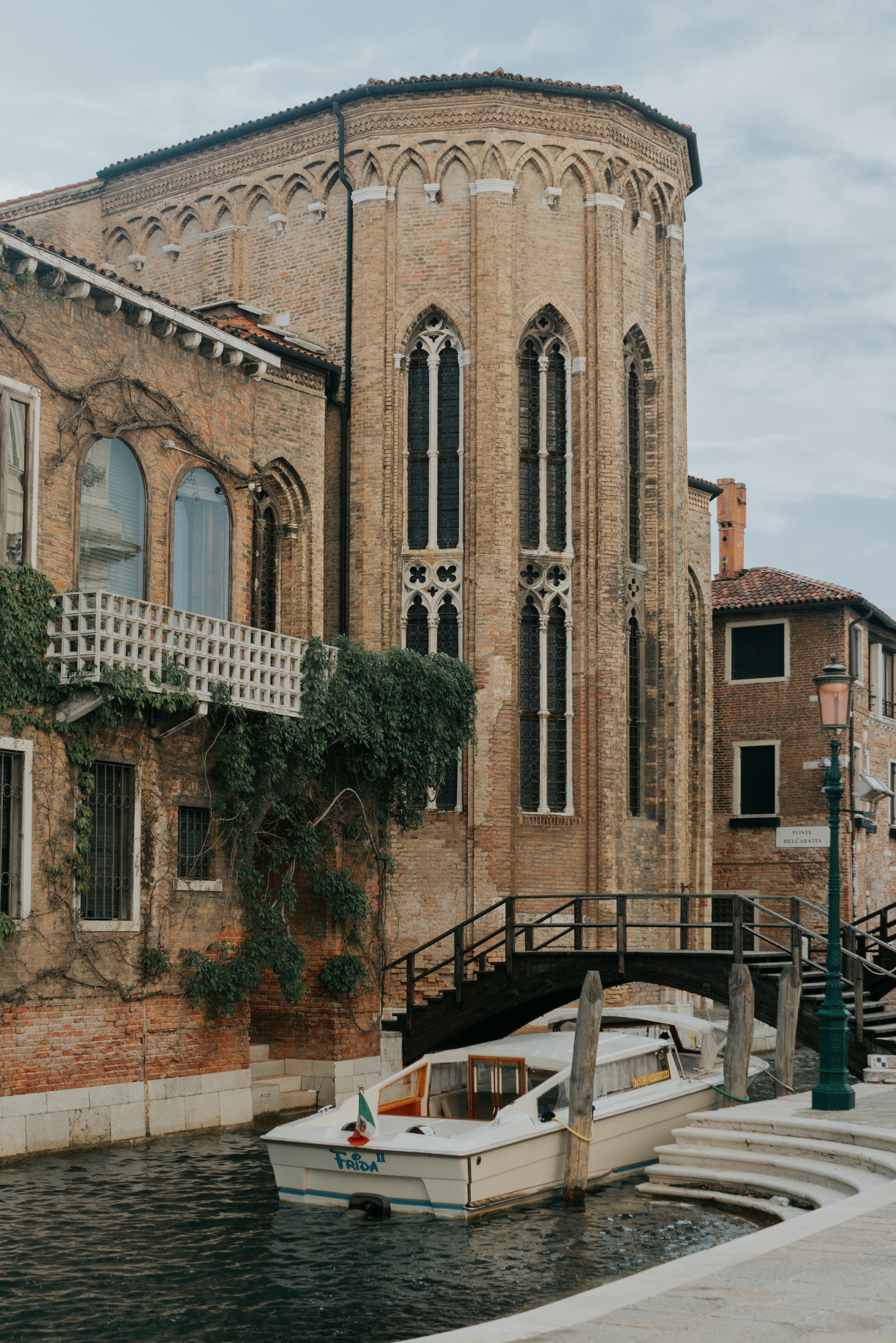 Braunes Betongebäude in der Nähe von grünen Bäumen tagsüber