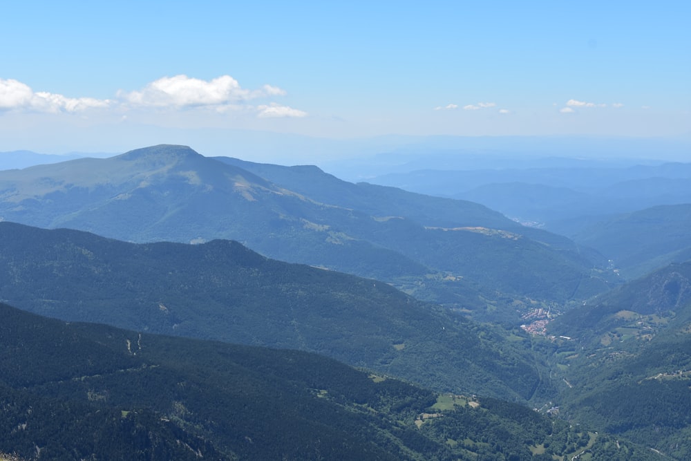 Grüne Berge unter blauem Himmel tagsüber