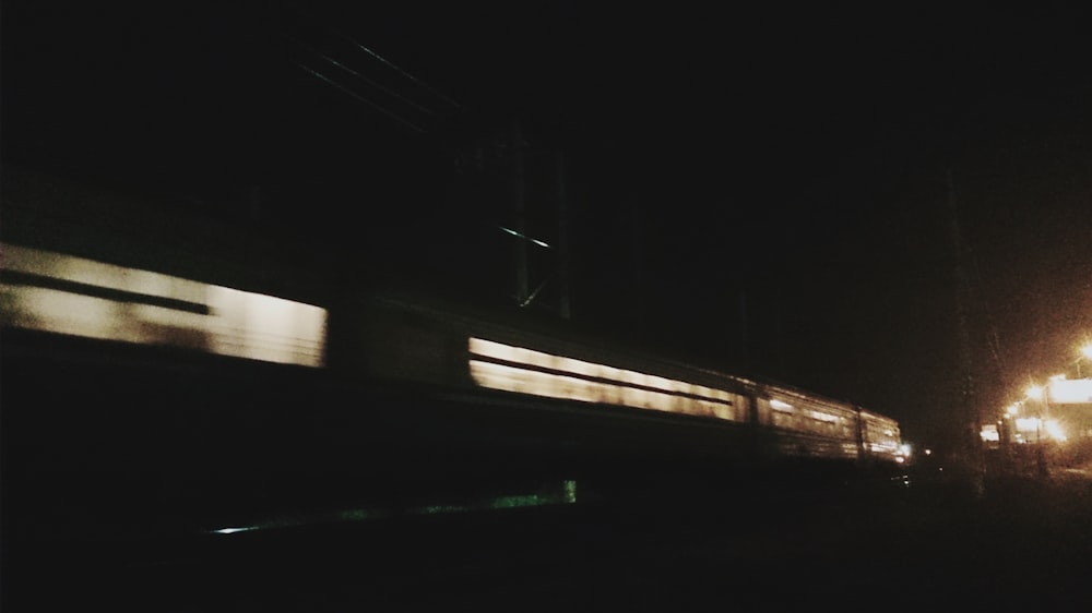 bâtiment blanc et brun pendant la nuit