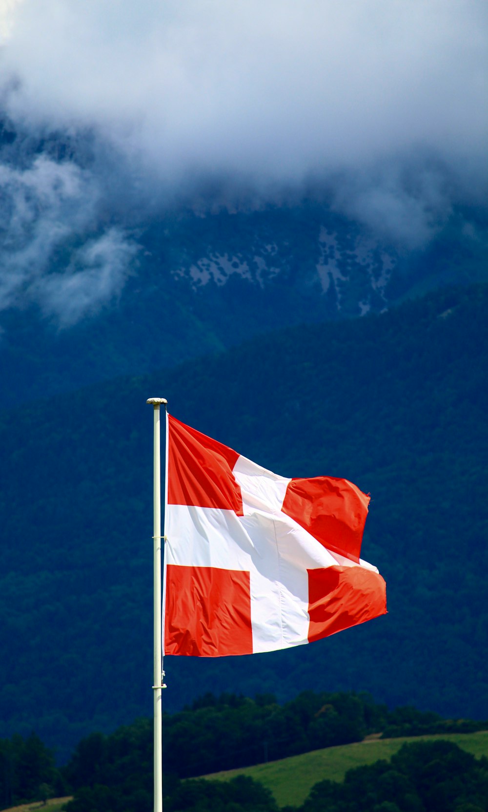 Bandera blanca y roja en el mástil