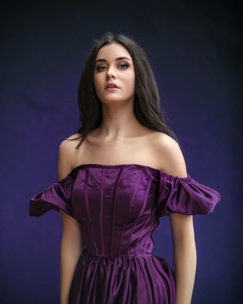紫色のオフショルダードレスの女性