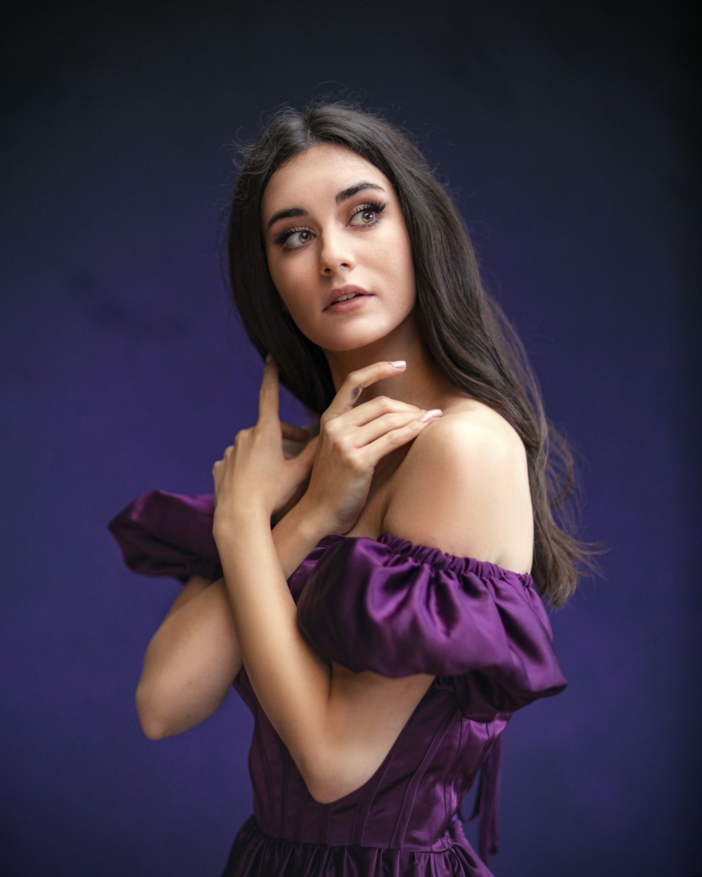 femme en robe violet à épaules dénudées