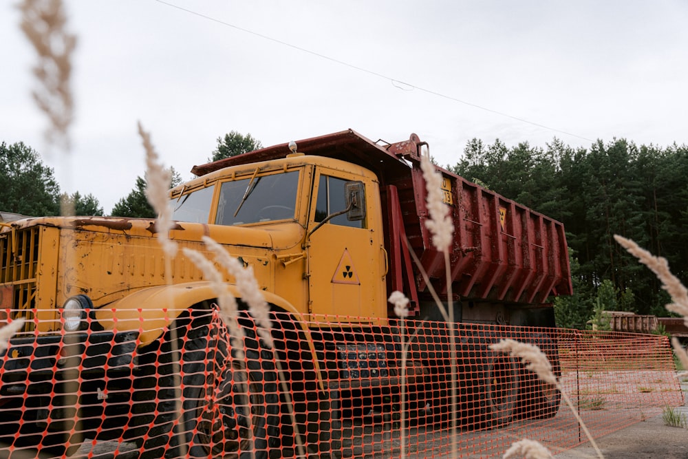 camion giallo e rosso su strada durante il giorno