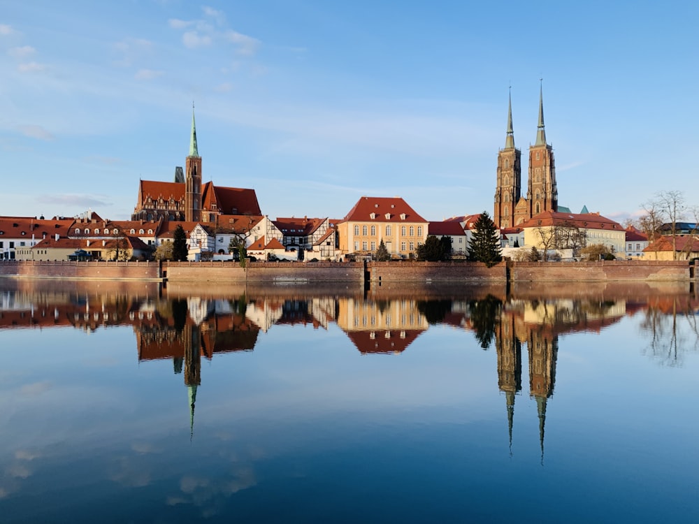 Braunes und weißes Betongebäude in der Nähe von Gewässern tagsüber