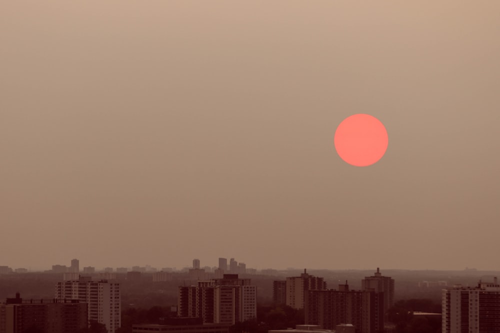 Silueta de los edificios de la ciudad durante la puesta del sol