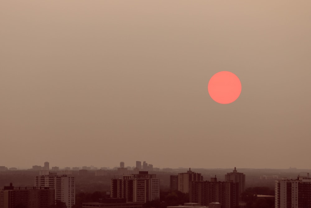 silhueta dos edifícios da cidade durante o pôr do sol