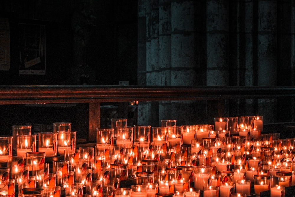 candele accese su tavolo di legno marrone