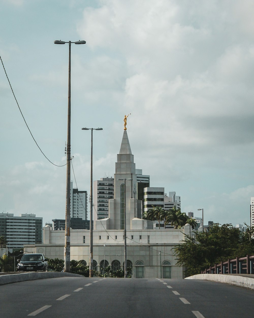 bâtiment en béton blanc et brun pendant la journée