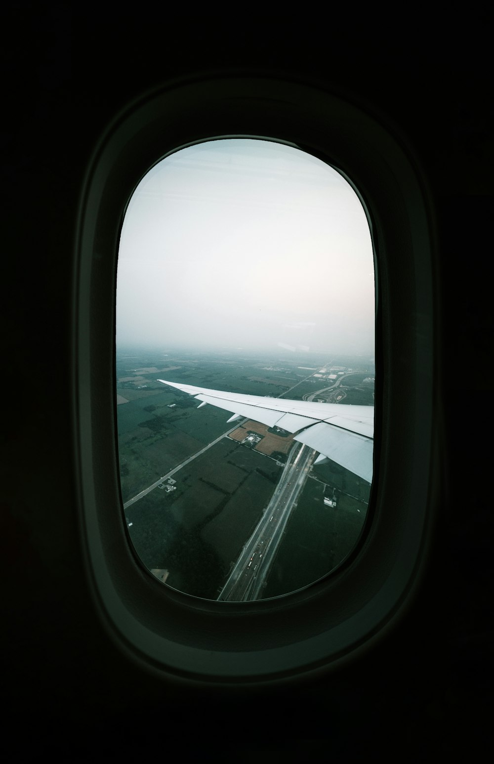Vista de la ventana del avión de nubes blancas durante el día