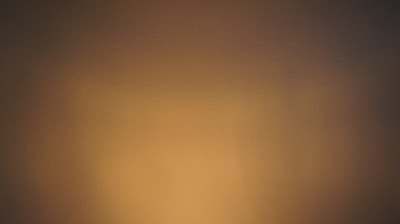 Cozy bathroom corner featuring warm lighting and smooth plastered walls.