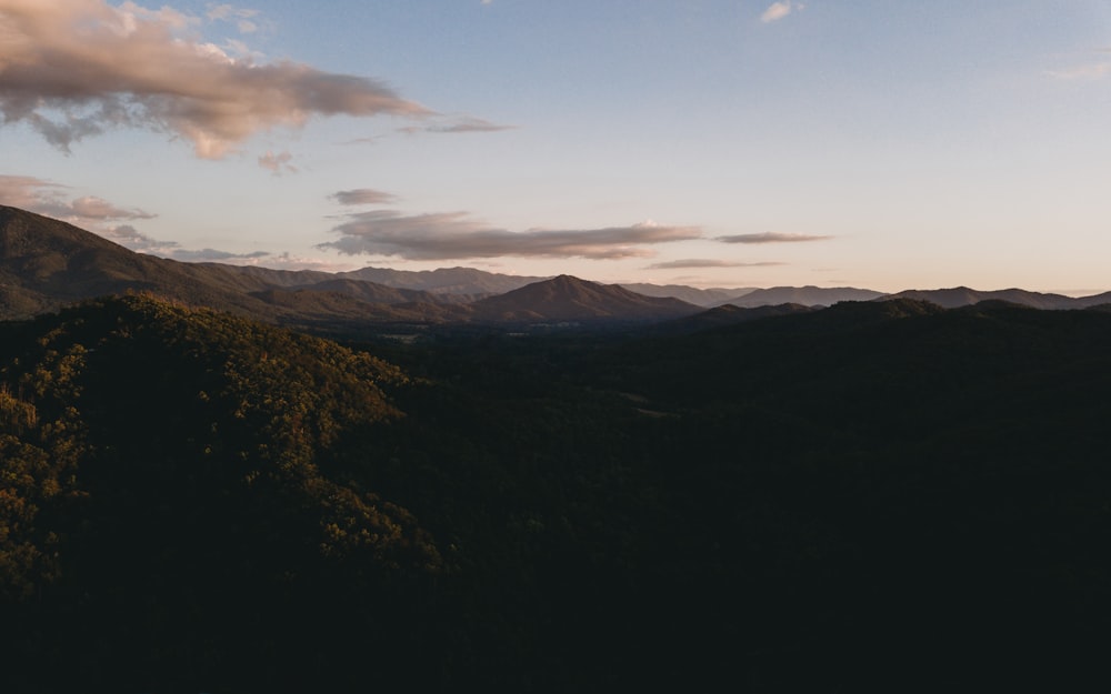 Silhouette der Berge unter blauem Himmel tagsüber