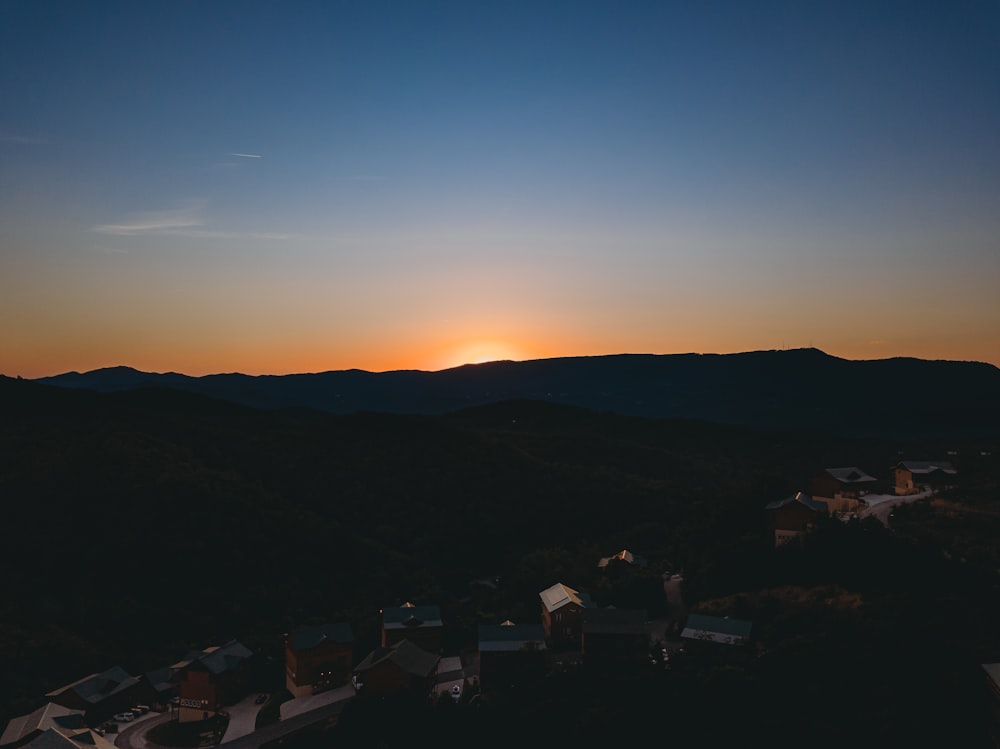 Silhouette von Menschen auf dem Berg bei Sonnenuntergang