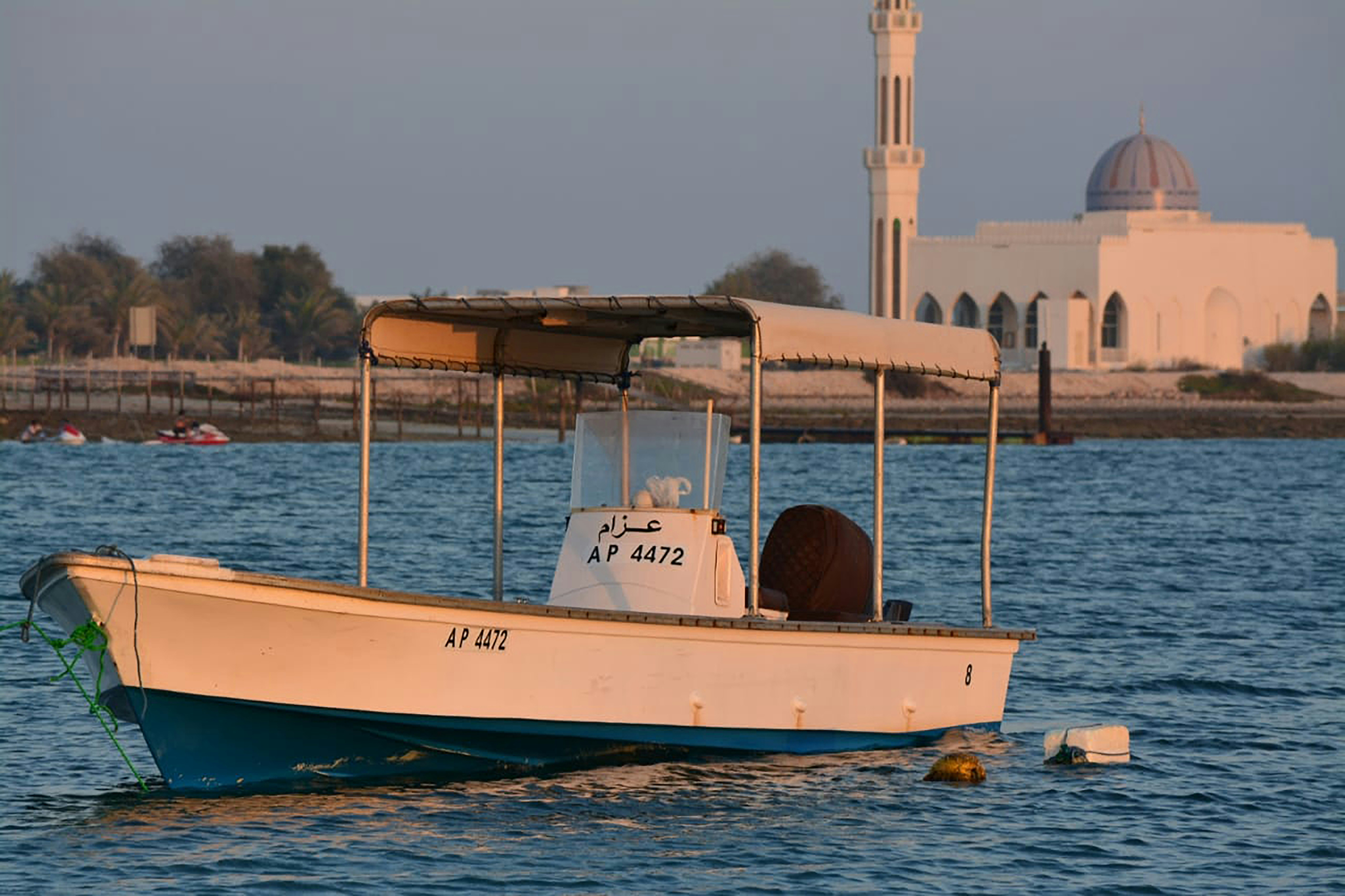 Menschen, die tagsüber auf weißen und blauen Booten auf See fahren