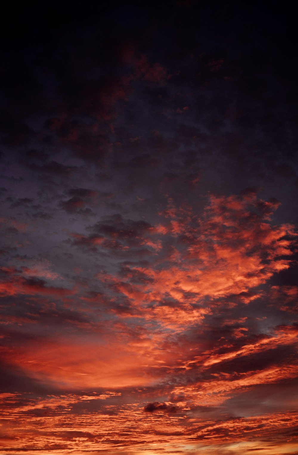 nuages orange et noirs au coucher du soleil